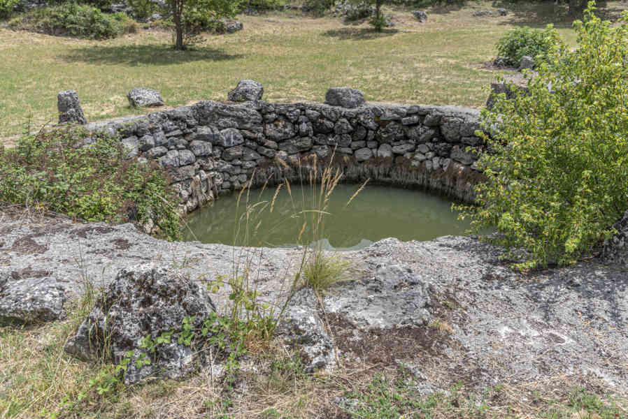 Croacia - Cista Velika - pozos de agua 03.jpg